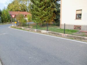 Verkehrszeichen, Straße und Gehweg im Wohngebiet.