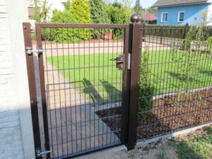 Metallgartentor mit Schloss und Gartenzaun