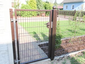 Braunes Gartentor aus Metall mit Schloss und Gartenzaun.