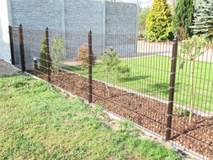 Metallgitterzaun im Garten.