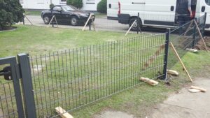 Installation eines Metallgitters als Zaun.