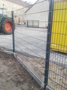 Bauzaun und Traktor auf Baustelle
