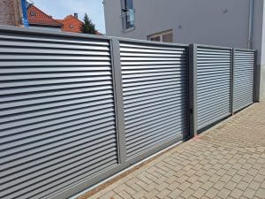 Moderner anthrazitfarbener Metallzaun mit horizontalen Lamellen – stilvolle und blickdichte Lösung von Komabud Zaune .