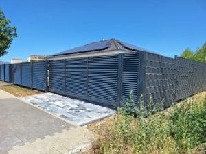 Moderner Metallzaun mit blickdichten Lamellen in Anthrazit – hergestellt in Polen von Komabud Zaune.