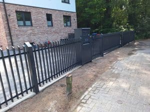 Moderner Metallzaun mit senkrechten Streben und integrierter Briefkastenanlage – gefertigt von Komabud Zaune in Polen.