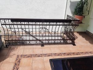 Schmiedeeisernes Geländer auf Terrasse