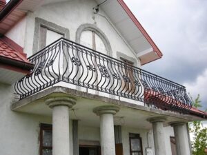 Haus mit schmiedeeisernem Balkongeländer
