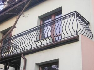 Balkon mit schmiedeeisernem Geländer.