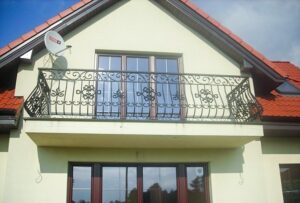 Haus mit Balkon und Satellitenschüssel.