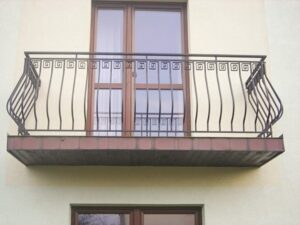 Balkon mit geschmiedetem Geländer an einem Wohnhaus