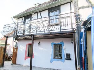 Traditionelles Haus mit schmiedeeisernem Balkon.