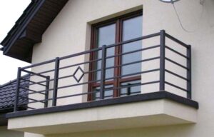 Balkongeländer aus Metall an einem modernen Wohnhaus.