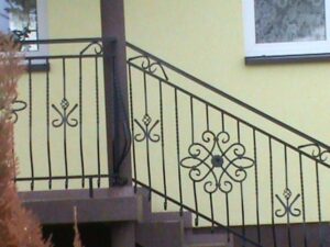 Metallgeländer mit Verzierungen an Außentreppe