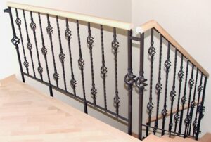 Elegantes Treppengeländer aus Metall mit Holzhandlauf.