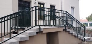 Gebäudetreppe mit Metallgeländer und Granitstufen