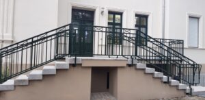 Außentreppe zum Eingang eines Gebäudes