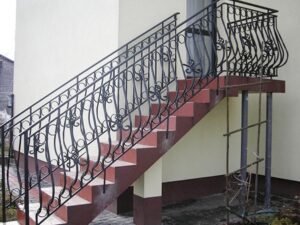 Außentreppe mit schmiedeeisernem Geländer