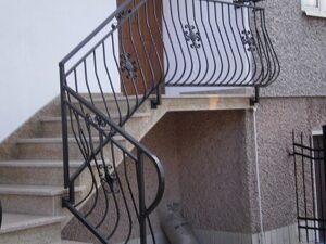 Elegantes Schmiedeeisen-Geländer an Außentreppe.