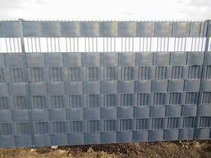 Sichtschutzzaun aus Kunststoff in Grau