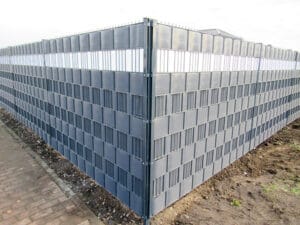 Blaue Lärmschutzwand an einer Straße.