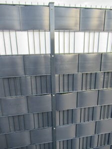 Metallzaun Textur bei Tageslicht.