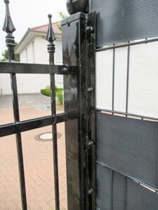 Schmiedeeisernes Tor an einem bewölkten Tag