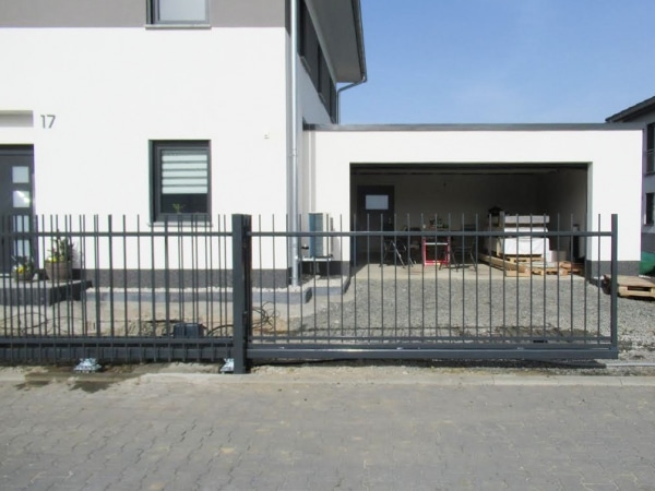 Modernes Haus mit Einfahrtstor und Garage.