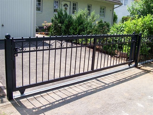 Schmiedeeisernes Tor vor einem Wohnhaus.