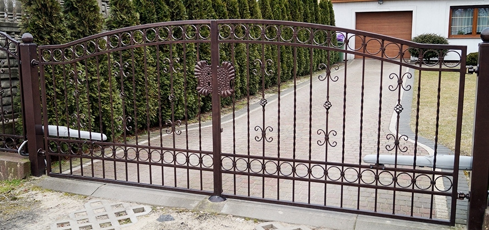 Dekoratives schmiedeeisernes Gartentor
