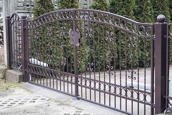 Verziertes schmiedeeisernes Tor im Außenbereich.