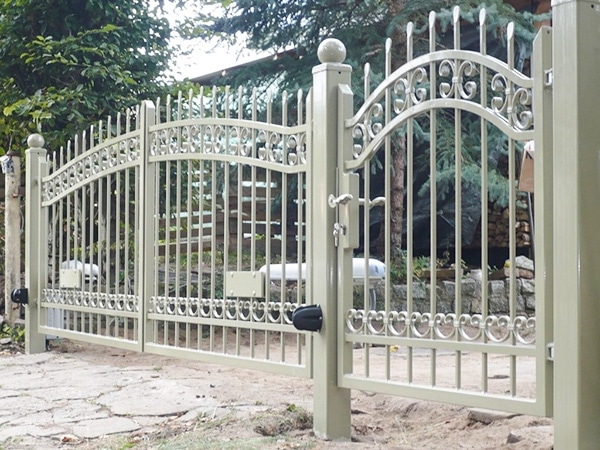 Schmiedeeisernes Tor an einem Einfahrtsweg.