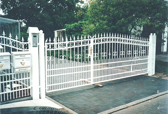 Weiße schmiedeeiserne Einfahrtstore