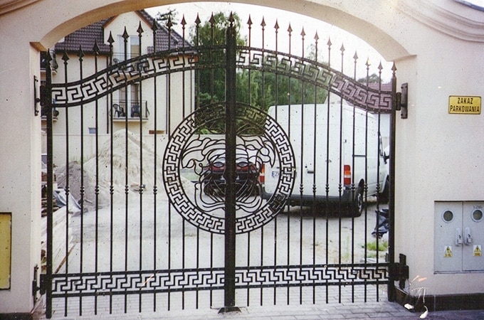 Schmiedeeisernes Tor mit griechischem Schlüsselmuster.