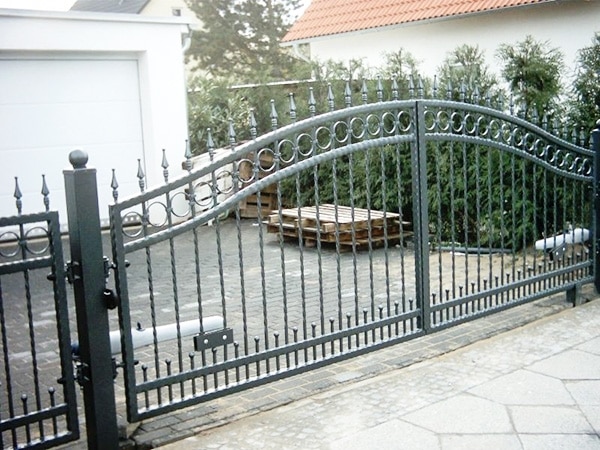 Schmiedeeisernes Tor vor Einfahrt.