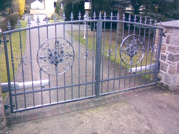 Schmiedeeisernes Tor mit Ornamenten.