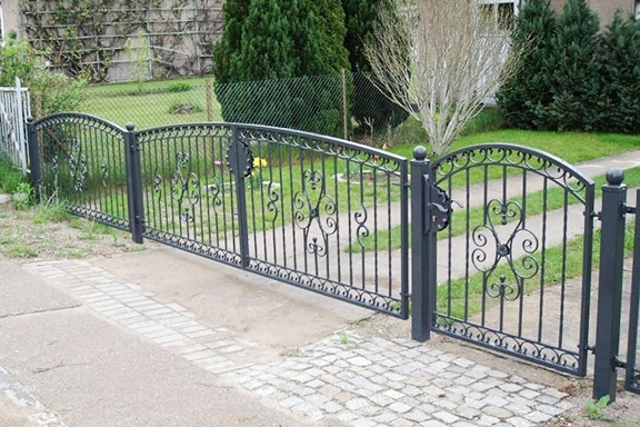 Schmiedeeisernes Gartentor mit Ornamenten.