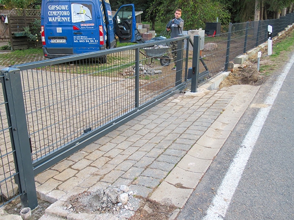 Straßenbauarbeiten mit Bauarbeiter und Transporter.