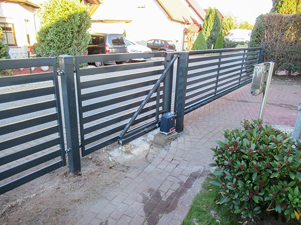 Automatische Schiebetor vor einem Wohnhaus.