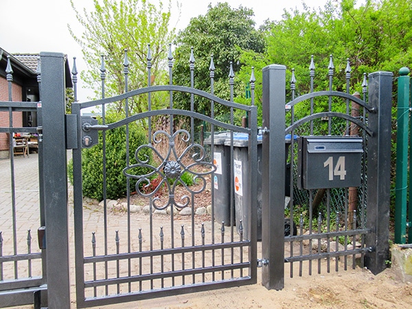 Eisentor mit Verzierung und Briefkasten, Hausnummer 14.