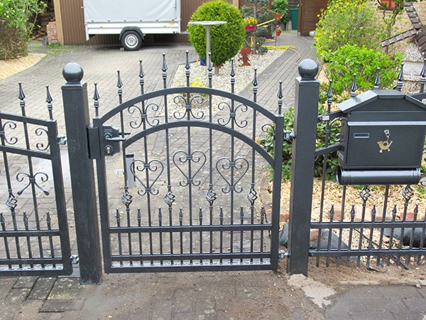 Schmiedeeisernes Gartentor mit Briefkasten.
