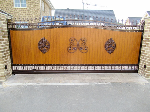 Verziertes Holztor mit Metallelementen und Löwenkopf-Motiven.