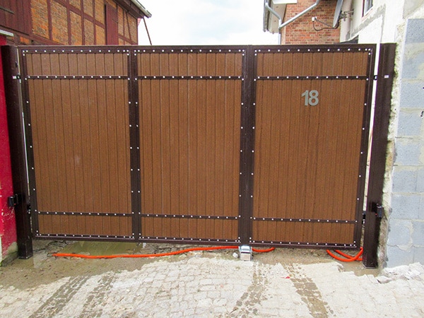 Braunes Holztor mit Hausnummer 18.