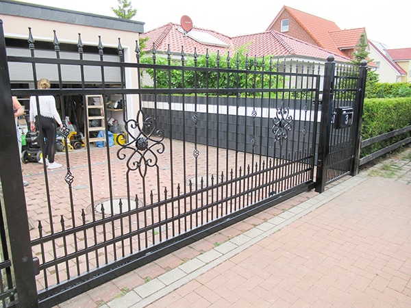 Schmiedeeisernes Tor vor Einfamilienhaus