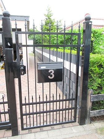 Schwarzes Gartentor mit Hausnummer 3.