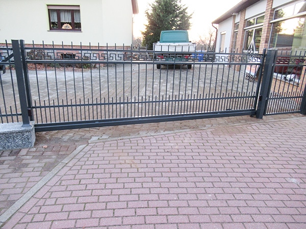 Metalltor, Einfahrt, LKW, gepflasterte Straße, Zaun