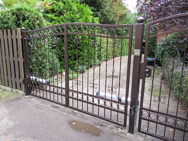 Verschnörkeltes, schmiedeeisernes Gartentor.