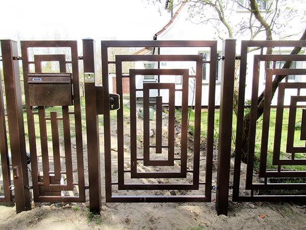 Moderne Gartentor-Konstruktion aus Metall.