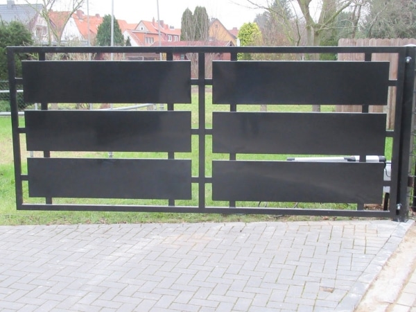 Moderne schwarze Einfahrtstor aus Metall.