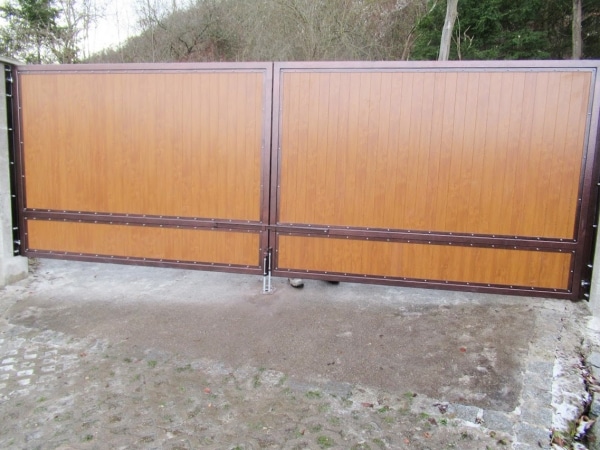 Holztor an einer Einfahrt.