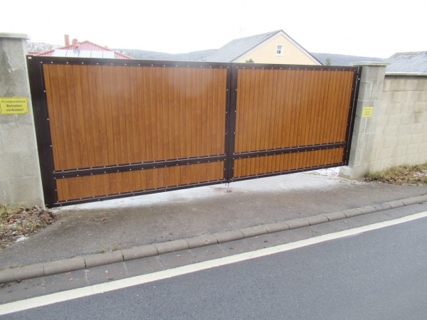 Braunes Holztor vor einem Haus